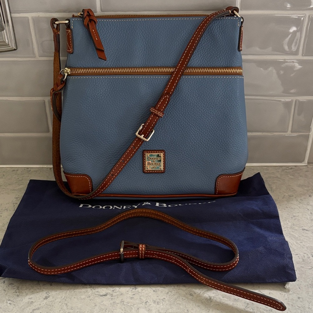 Authentic Dooney & Bourke Pebble Leather Crossbody / shoulder bag VG+
